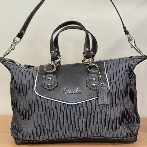 Coach shoulder/ hand band/ totes - Picture 1 of 4